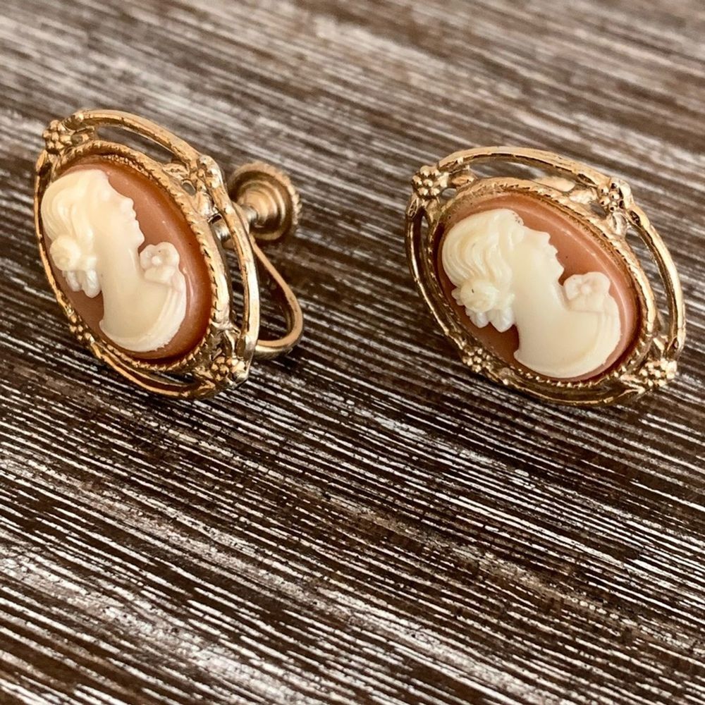 Vintage Cameo Earrings Gold Carved Screw Back 1” L